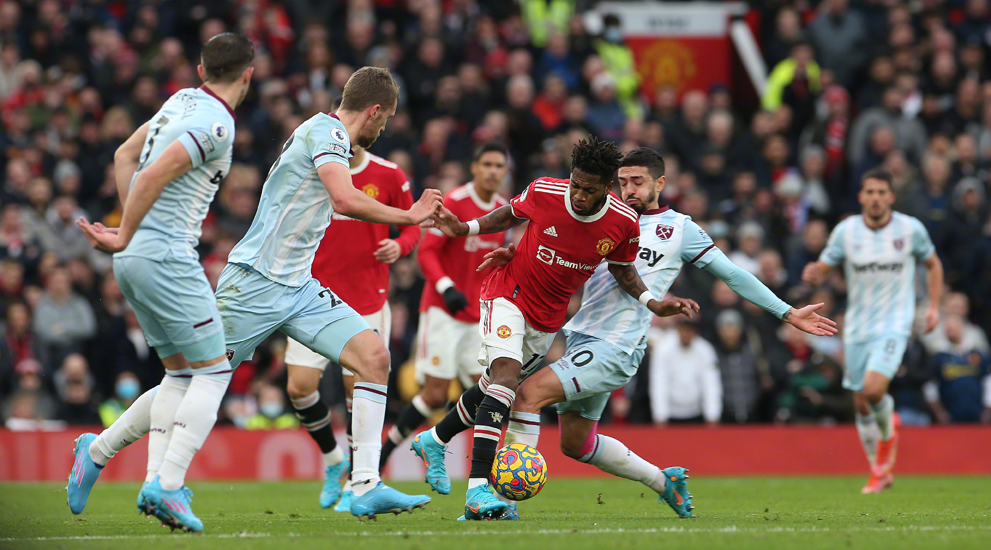 球迷翘首以 球迷翘首以